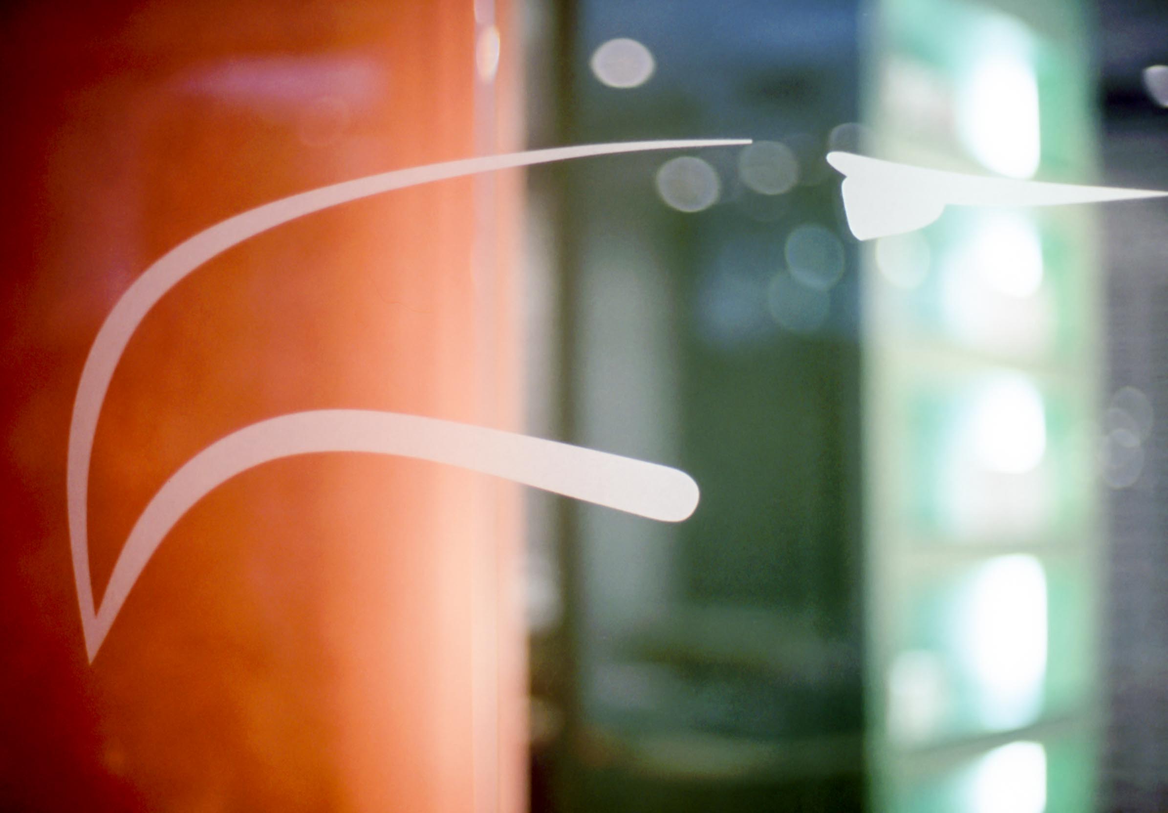 Logo auf Glas