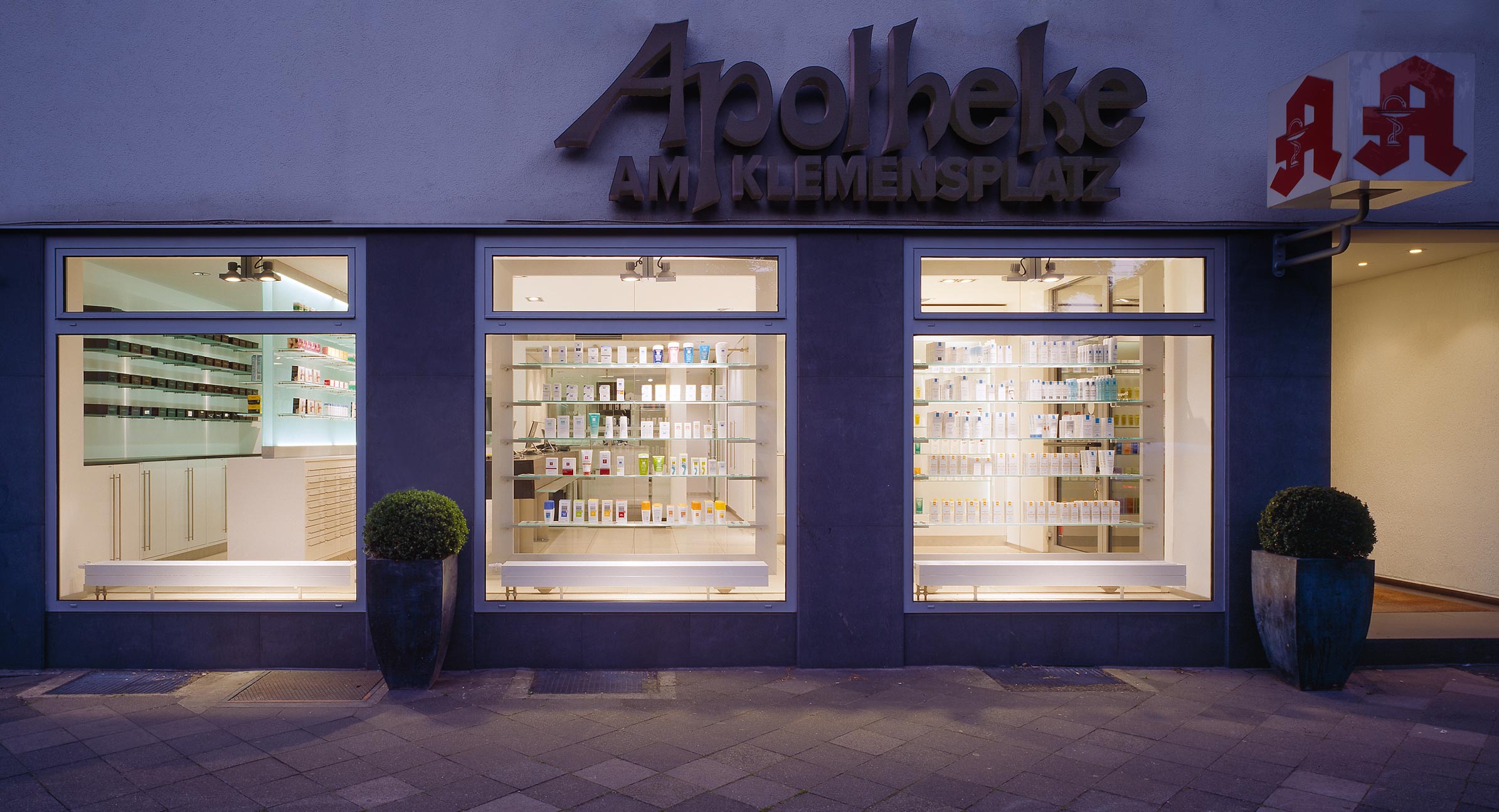 Fassade, Schaufenster und Leuchtreklame