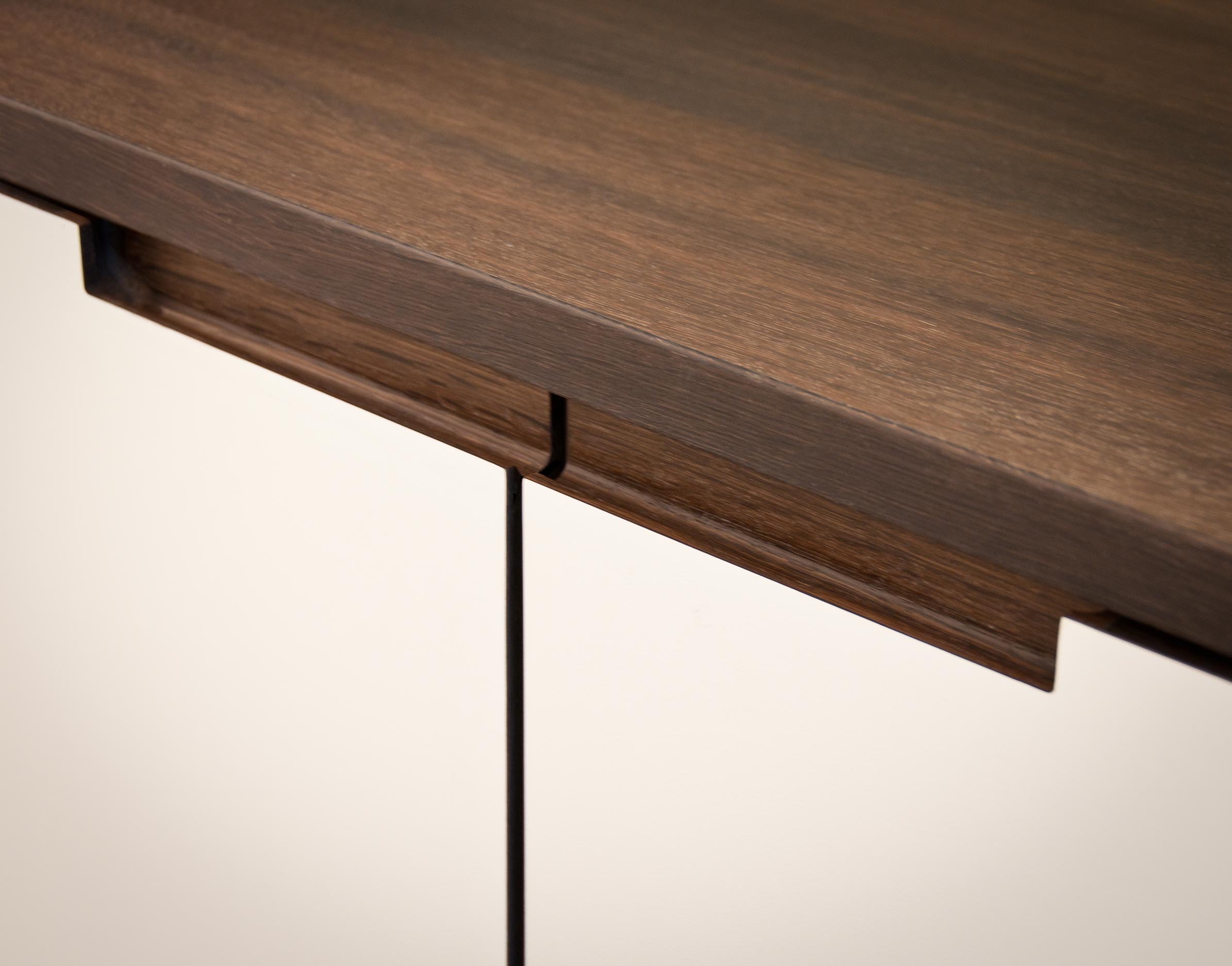Detail einer Griffleiste an einer Holzfront aus geräucherter Eiche