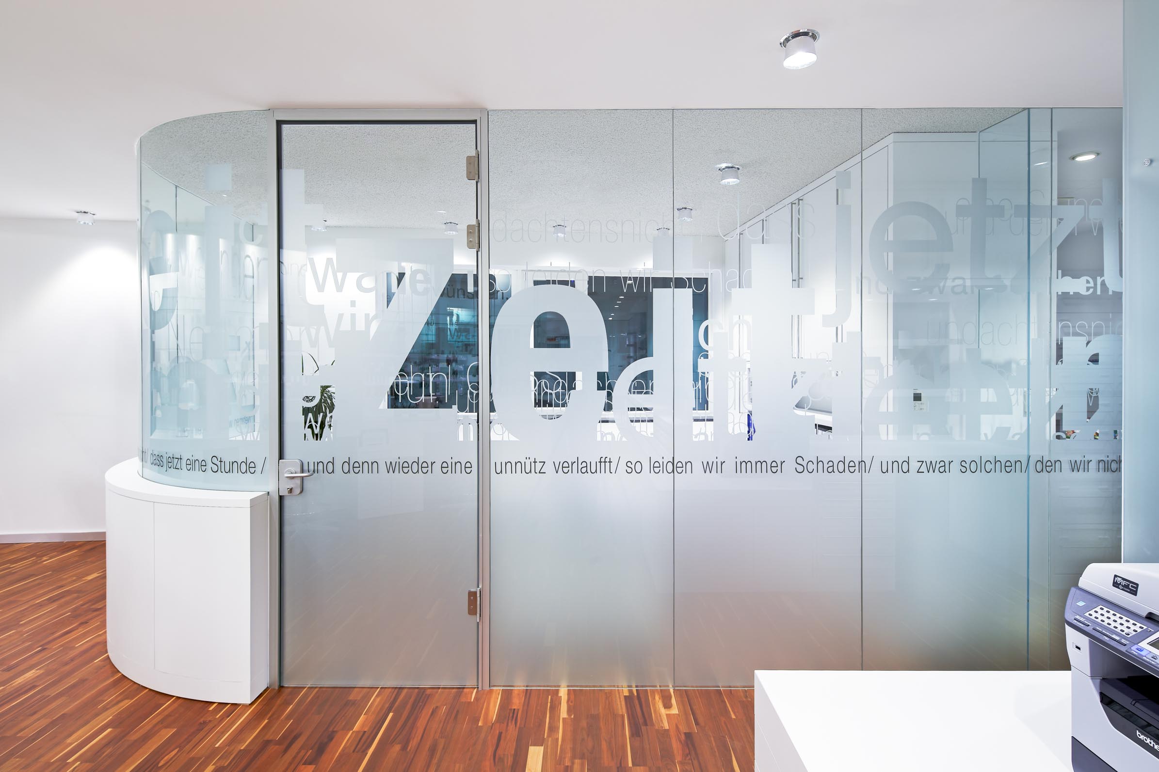 Büro mit satinierter Schriftgrafik als Sichtschutz
