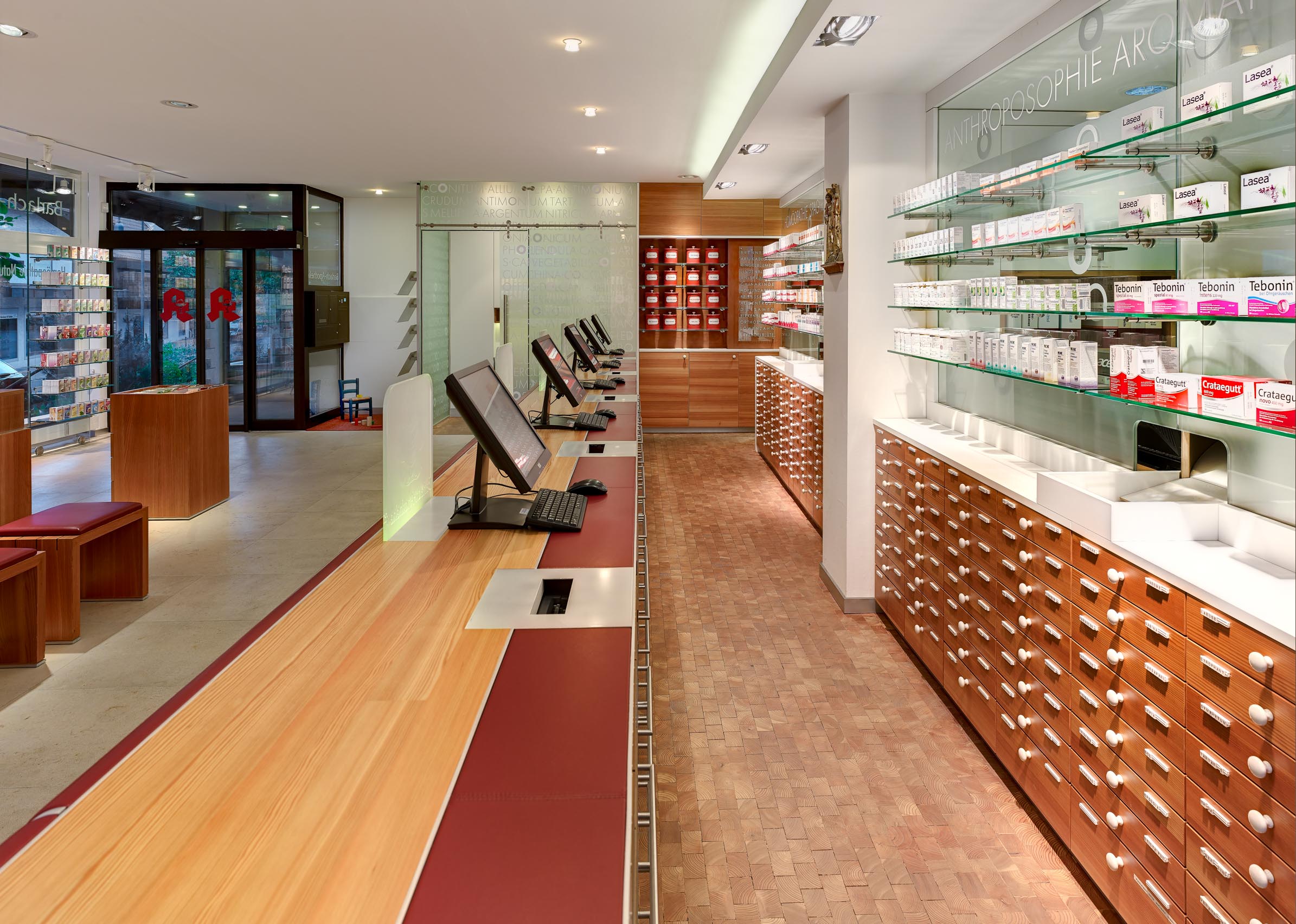 Barlach-Apotheke Bad Boll, Automatenausgabe und Leder