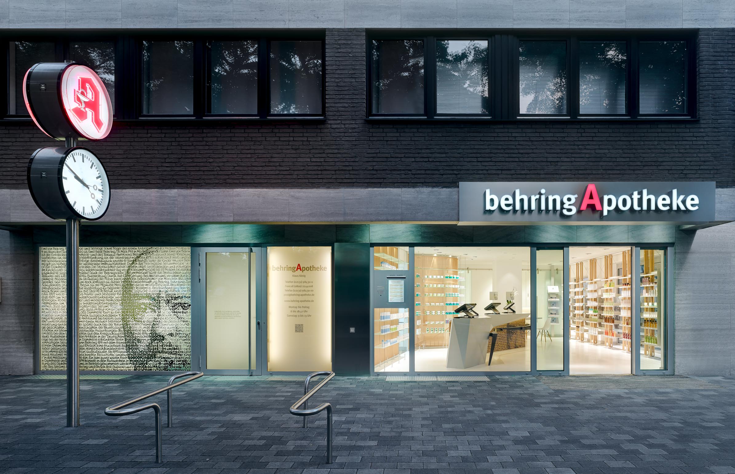 Behring Apotheke Neuss, Eingang, Fassade und Notdienstanlage