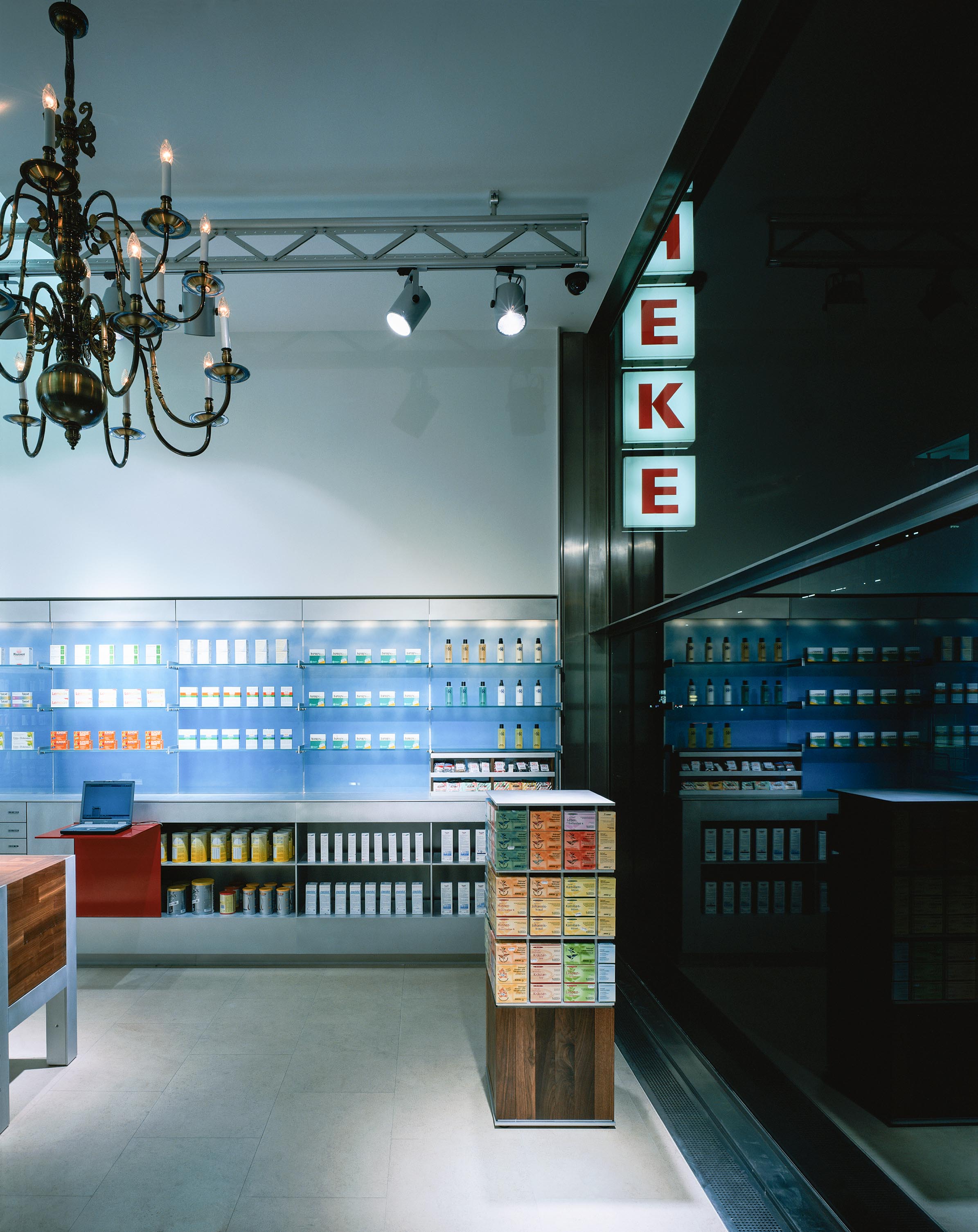 Teeregal im Schaufenster
