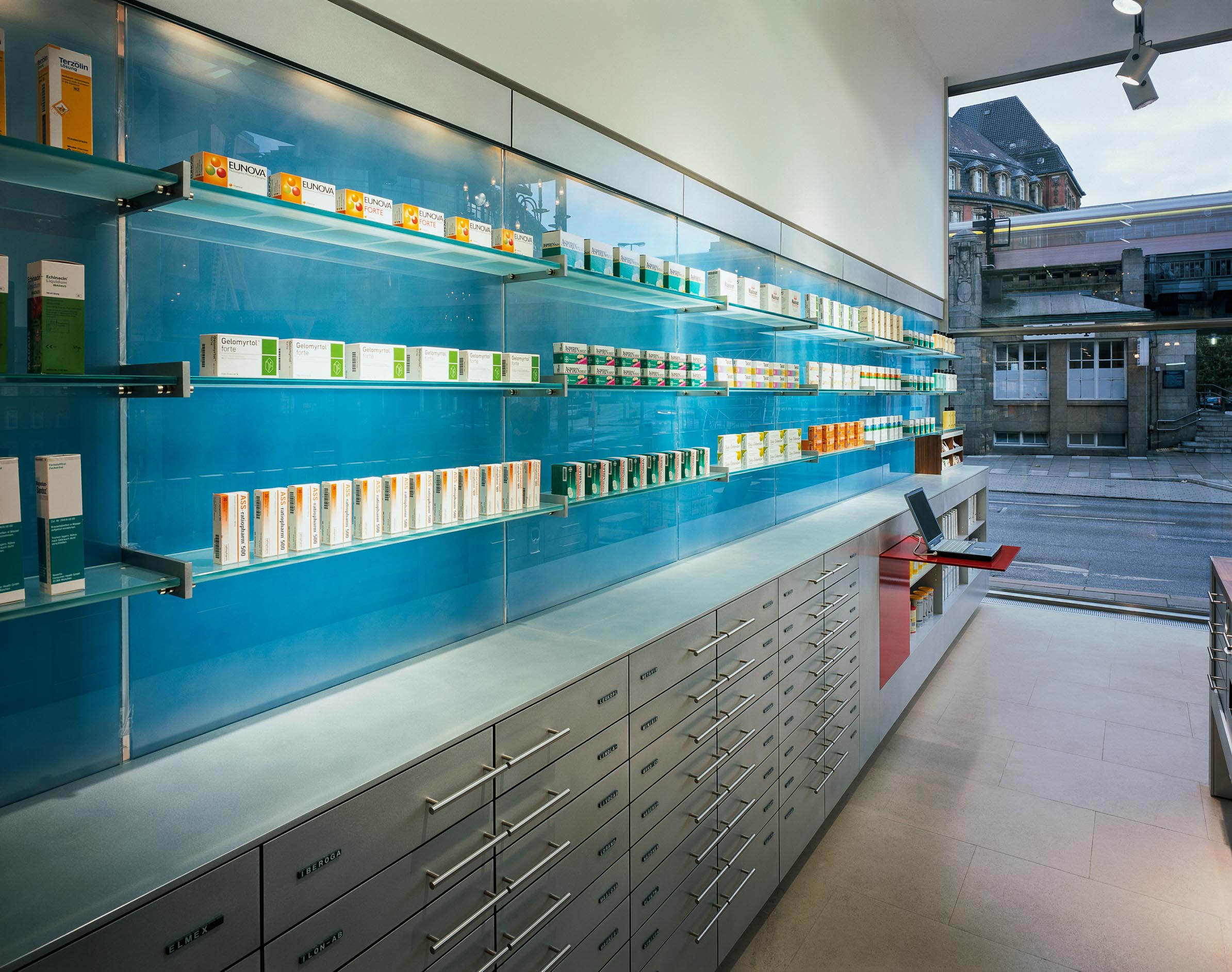 Sichtwahl, Beratungsplatz, Trinkbrunnen und Goldmosaik
