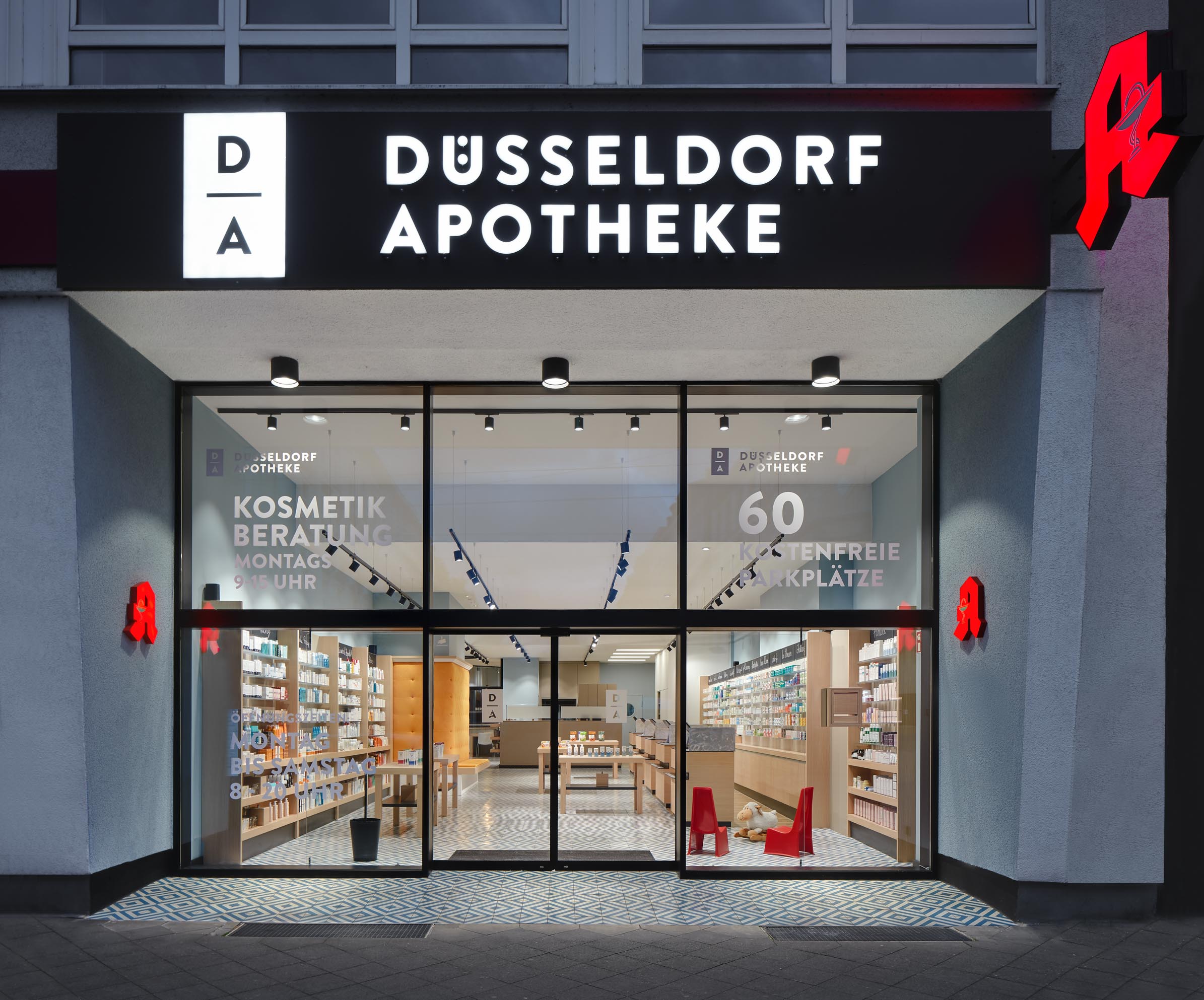 Düsseldorf Apotheke Bilk, Fassade und Vordereingang