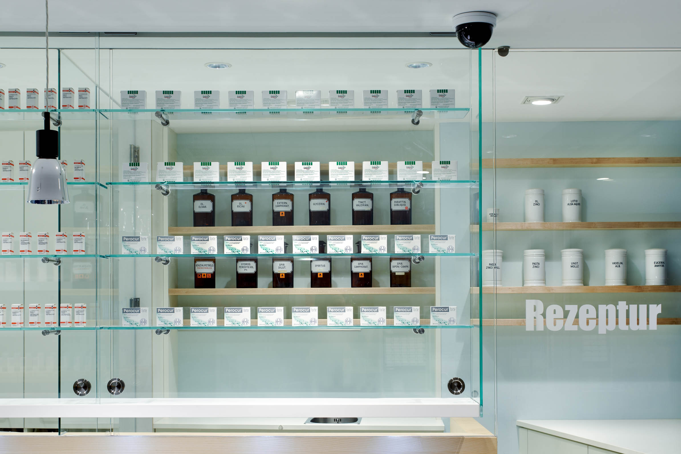 Rezeptur im Schaufenster in der gläsernen Flucht der Sichtwahl