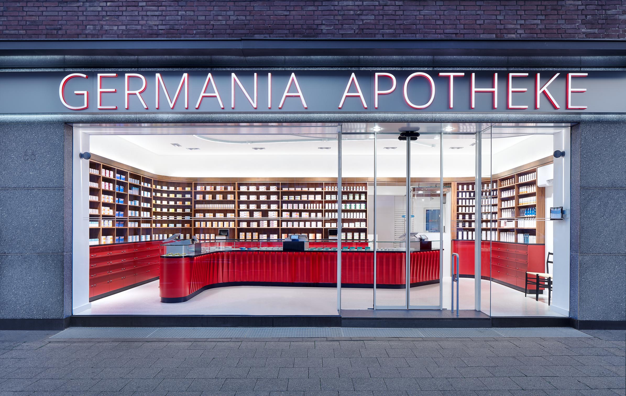 Germania Apotheke Aachen, Fassade mit Leuchtwerbung und Schaufenster