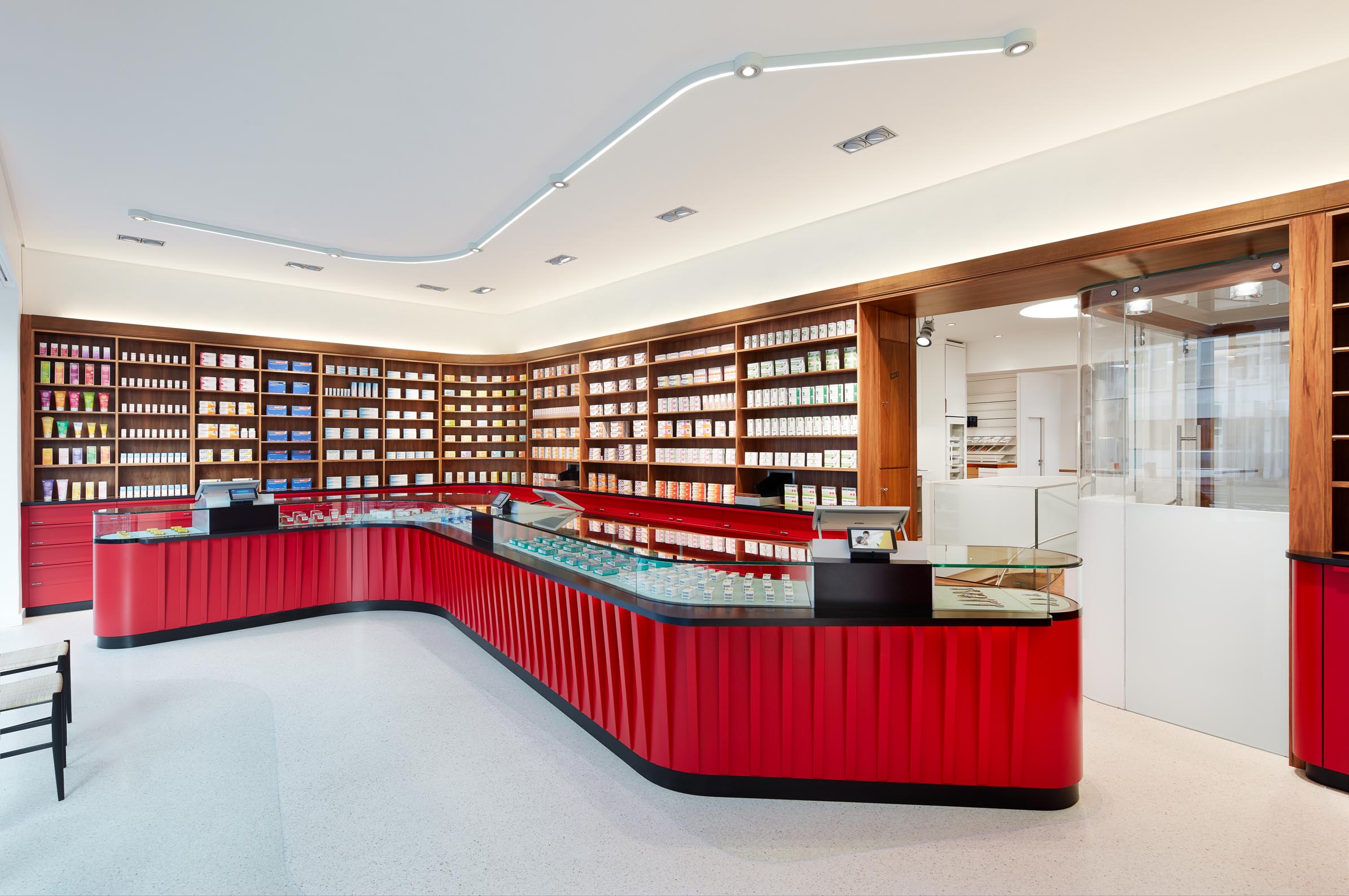 Germania Apotheke Aachen, Offizin mit Handverkaufstisch und Sichtwahl