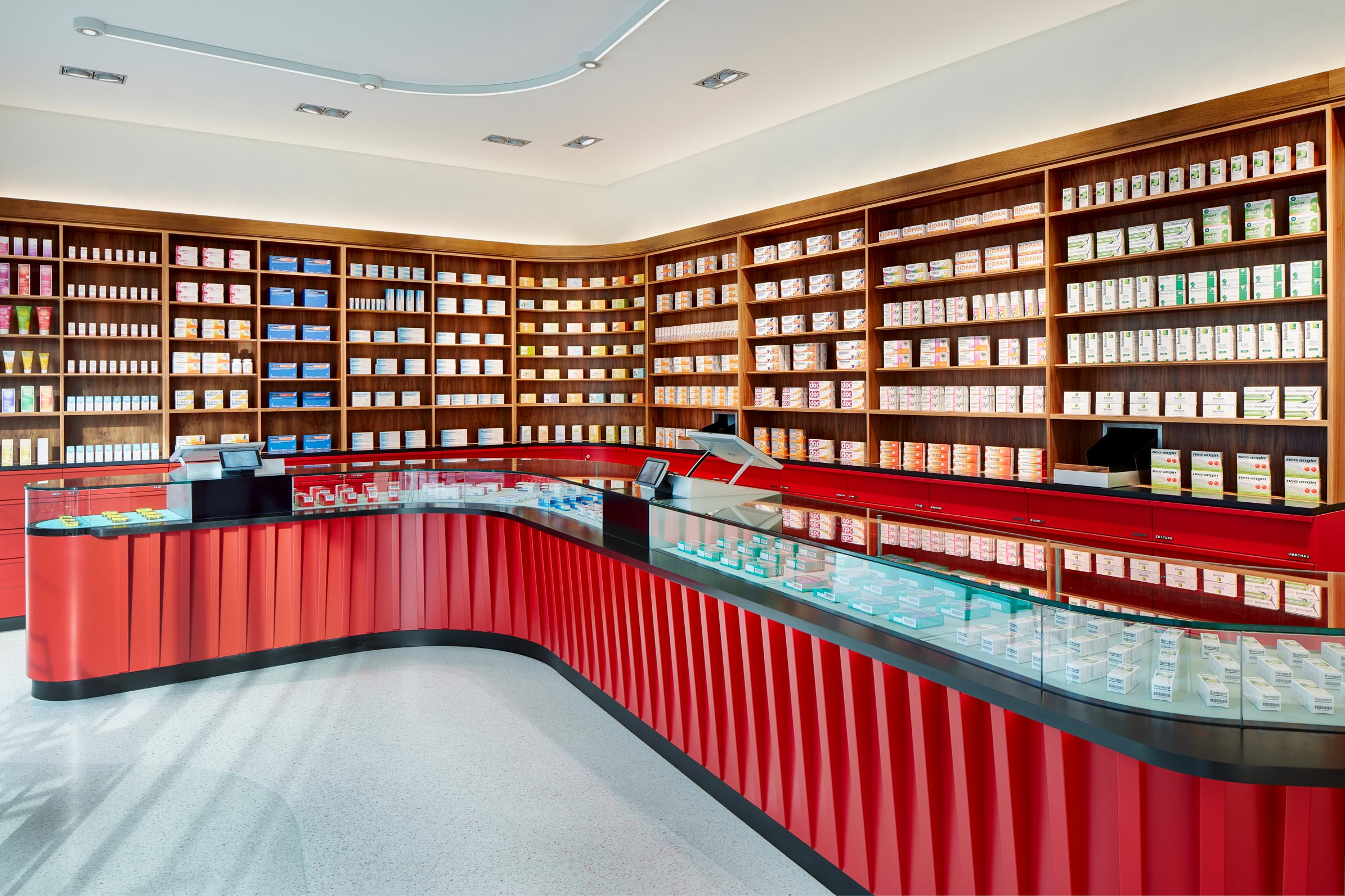 Germania Apotheke Aachen, Offizin, Handverkaufstisch und Sichtwahl