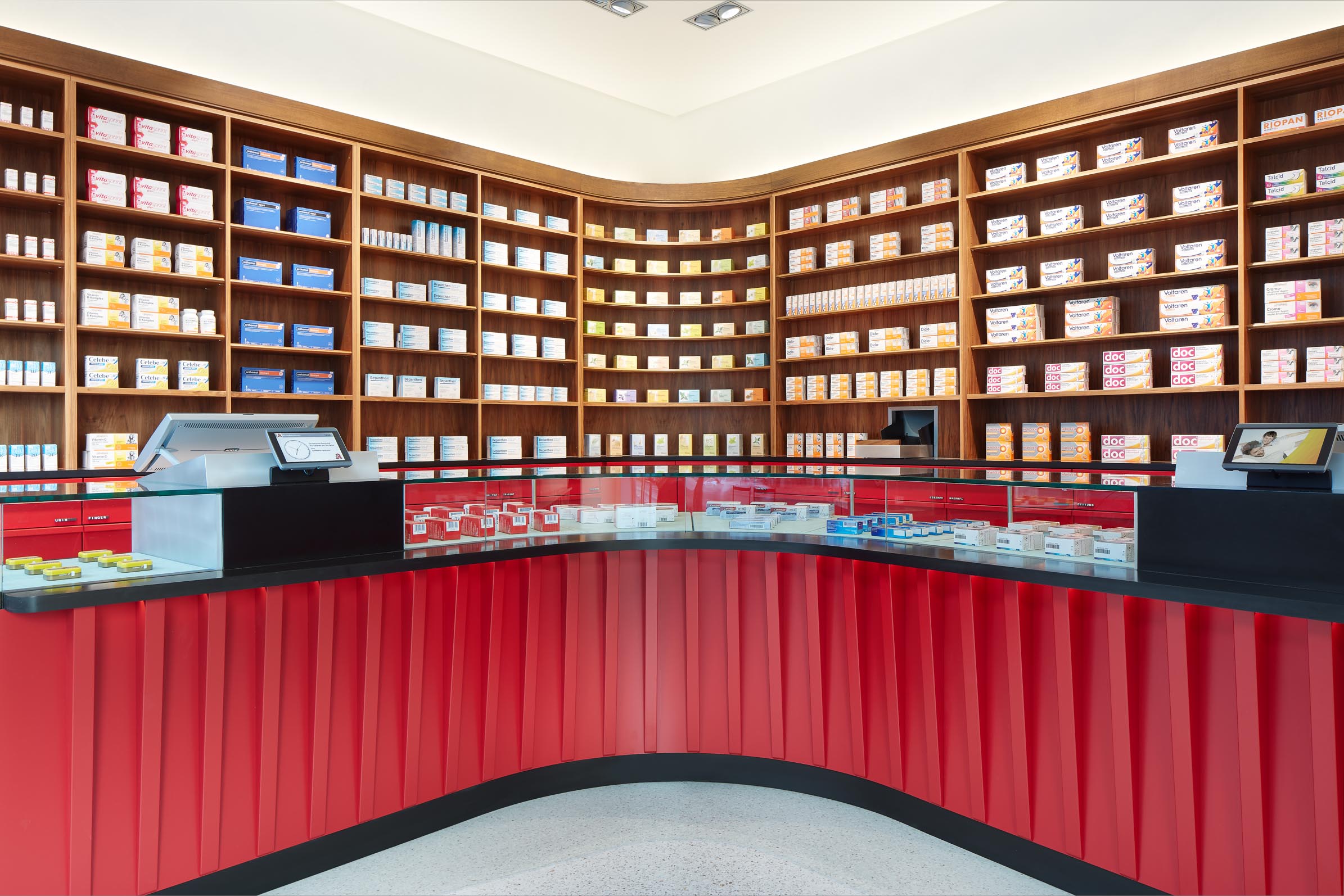 Germania Apotheke Aachen, Offizin mit karminrotem Handverkaufstisch