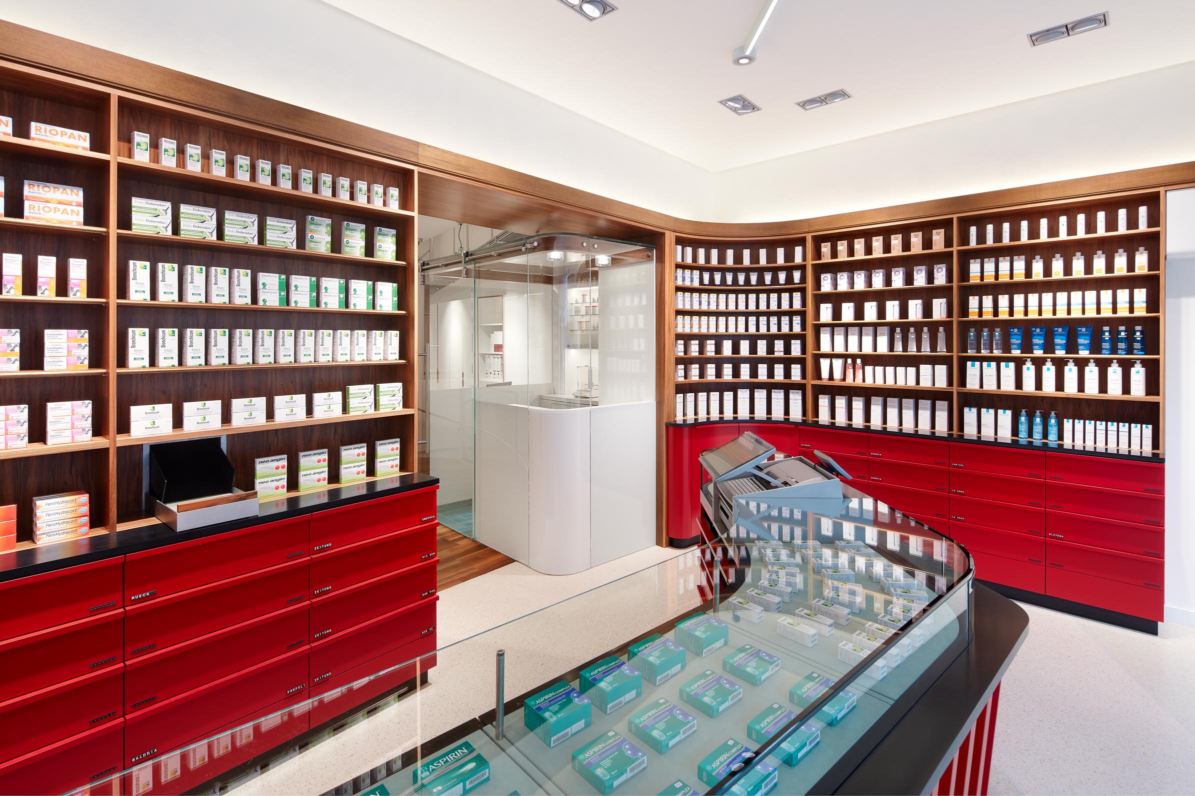 Germania Apotheke Aachen, Offizin mit Sichtwahl und Handverkaufstisch