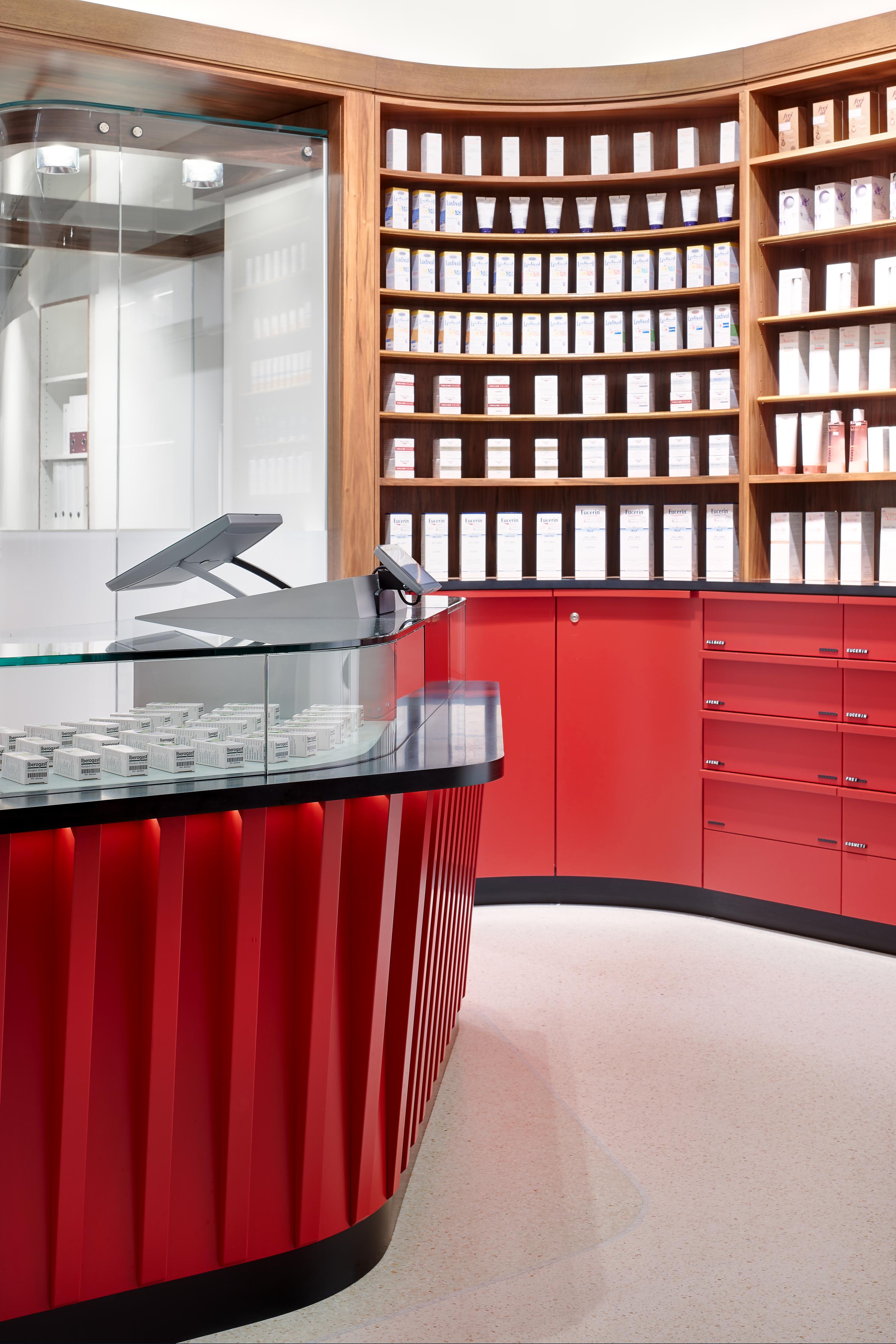 Germania Apotheke Aachen, Handverkaufstisch mit gläsernem Aufsatz