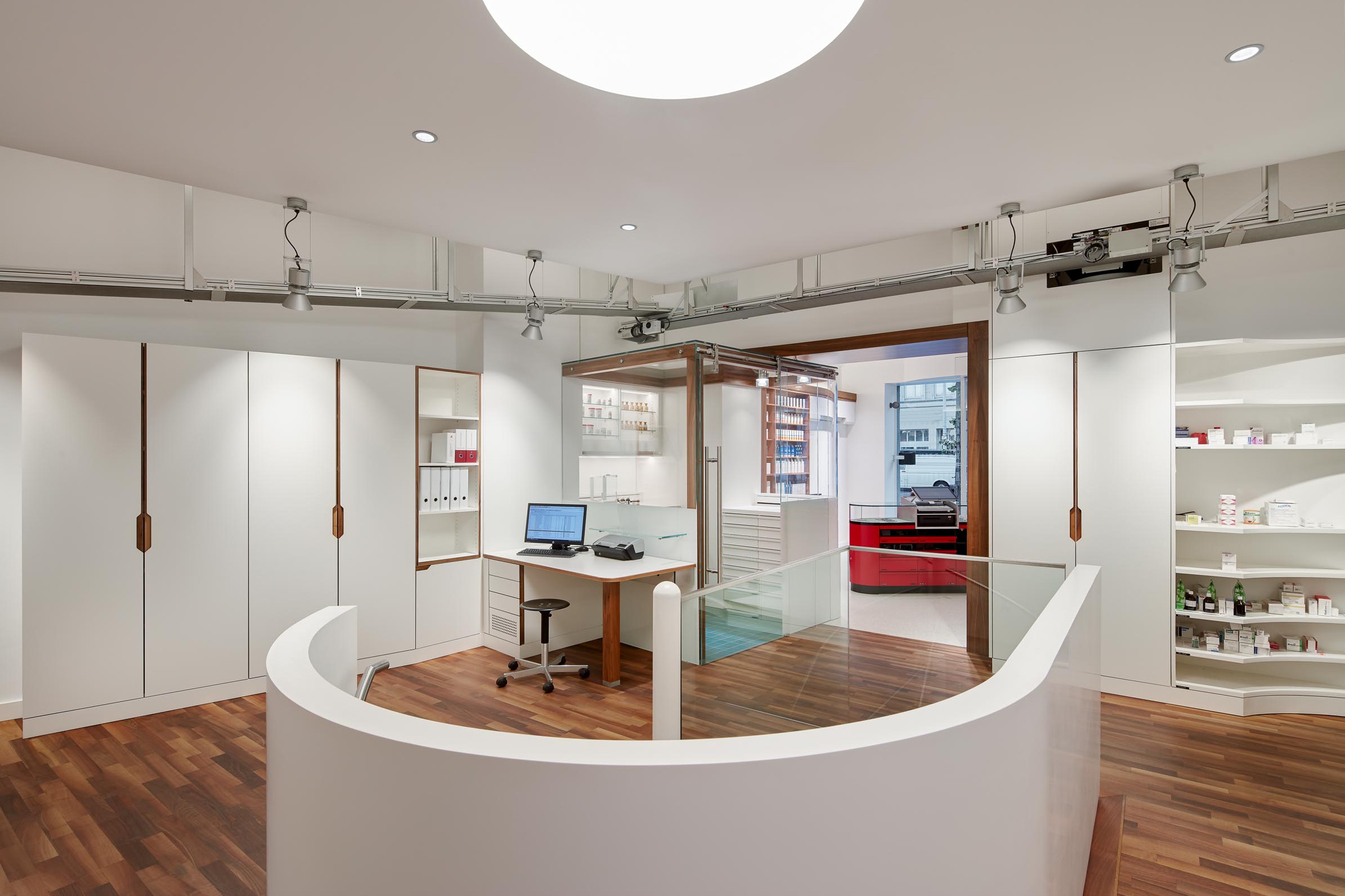 Germania Apotheke Aachen, Arbeitsbereich mit Rezeptur und Spindeltreppe