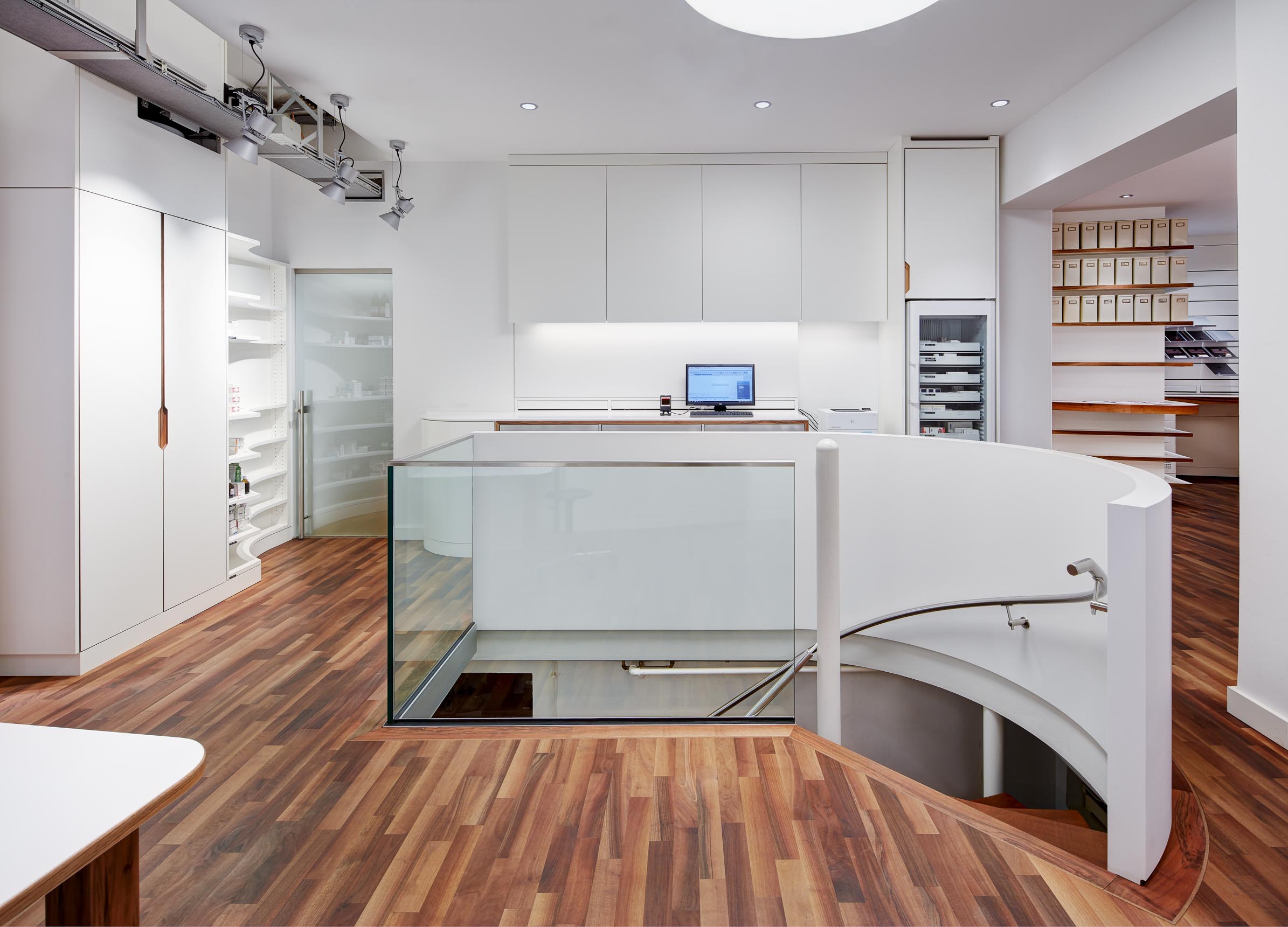 Germania Apotheke Aachen, Arbeitsbereich mit Spindeltreppe