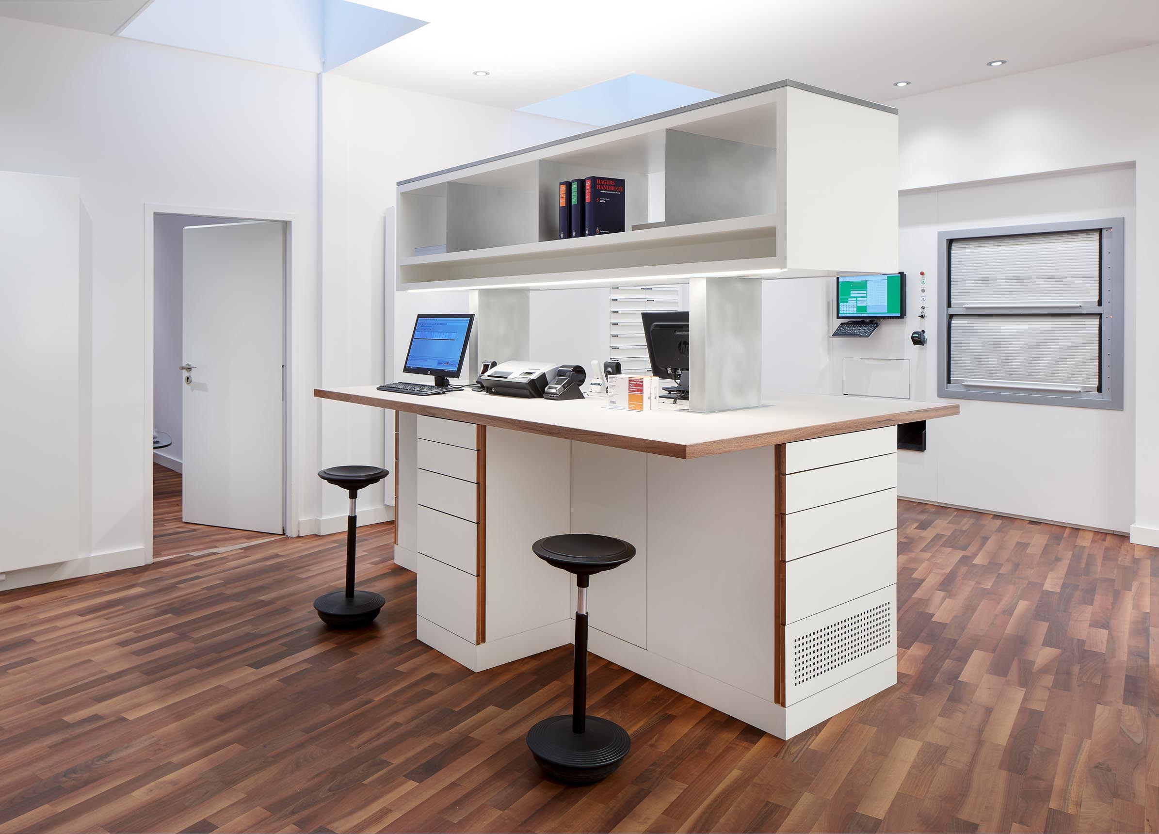 Germania Apotheke Aachen, Arbeitsplatz am Kommissionierautomaten