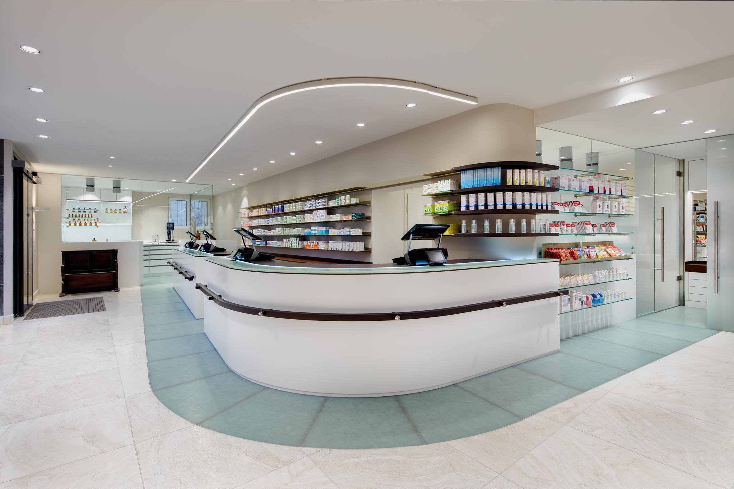 Marien Apotheke Aldenhoven, Offizin mit HV-Tisch