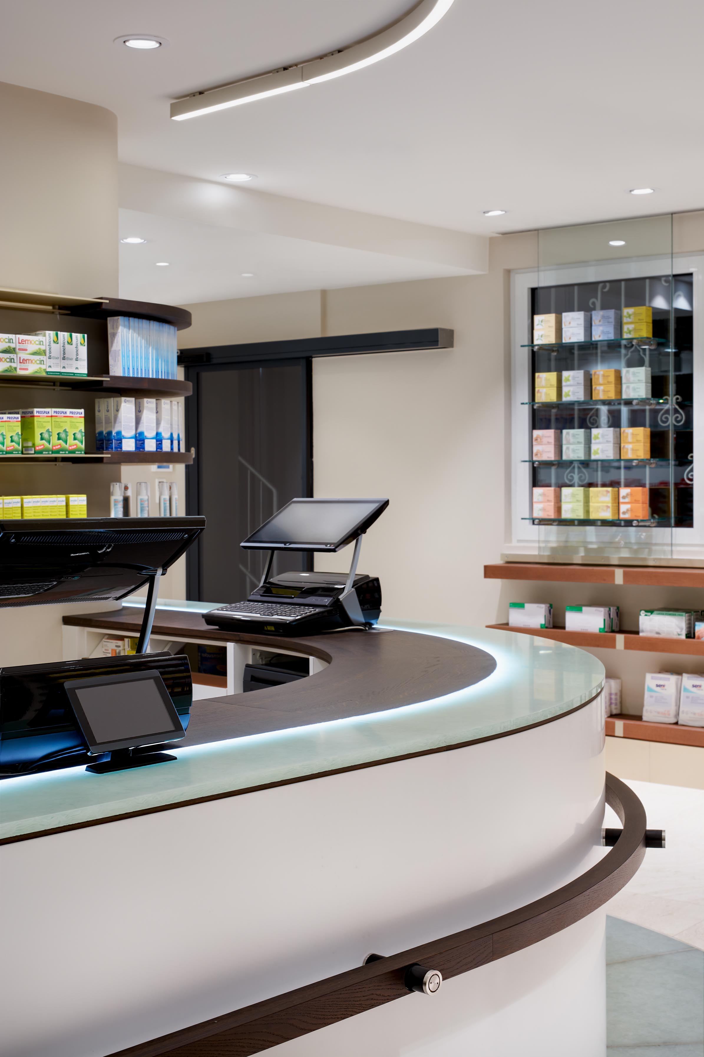 Marien Apotheke Aldenhoven, HV-Tisch und Offizin
