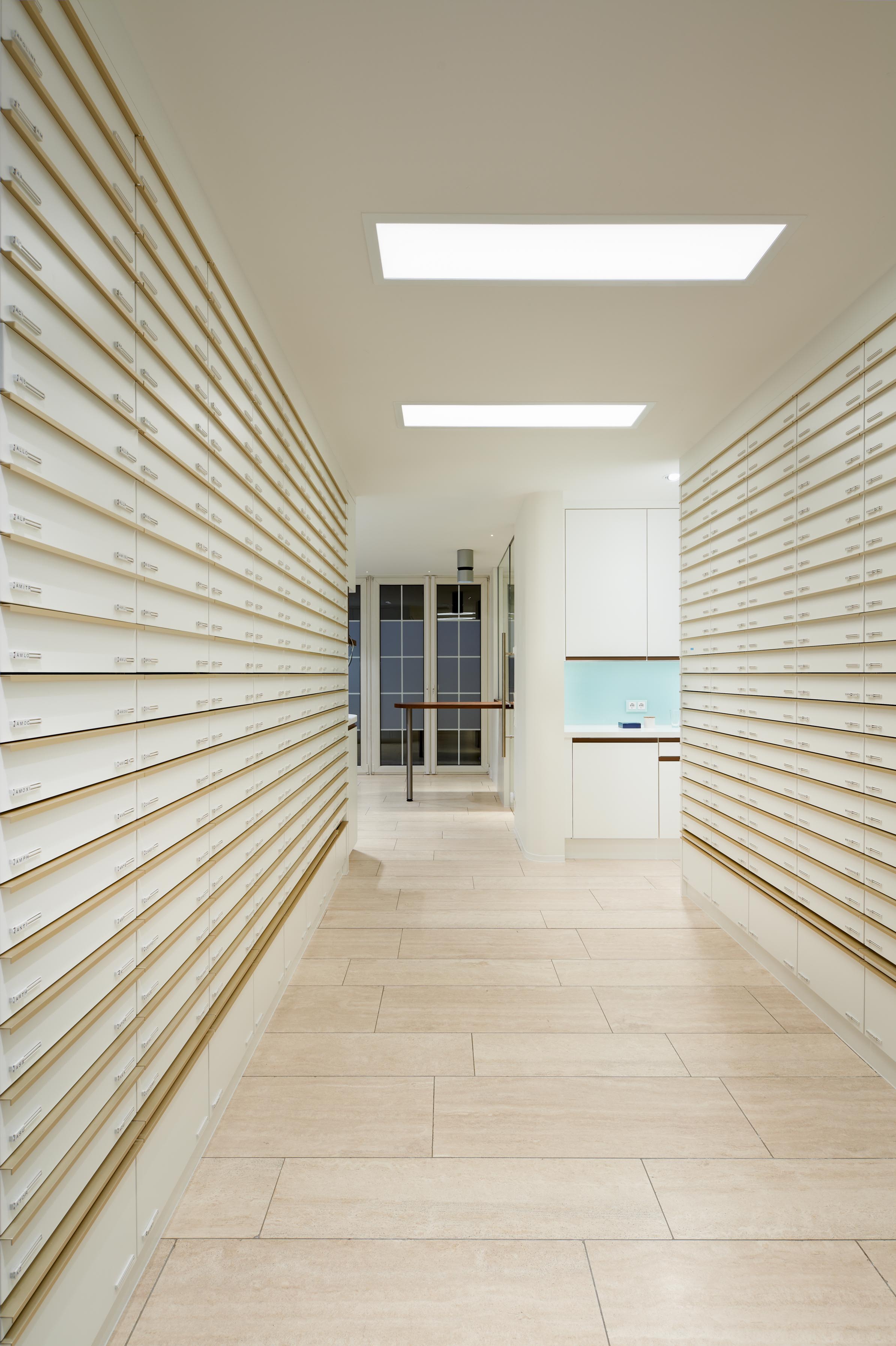 Marien Apotheke Aldenhoven, Backoffice mit Schubsäulen