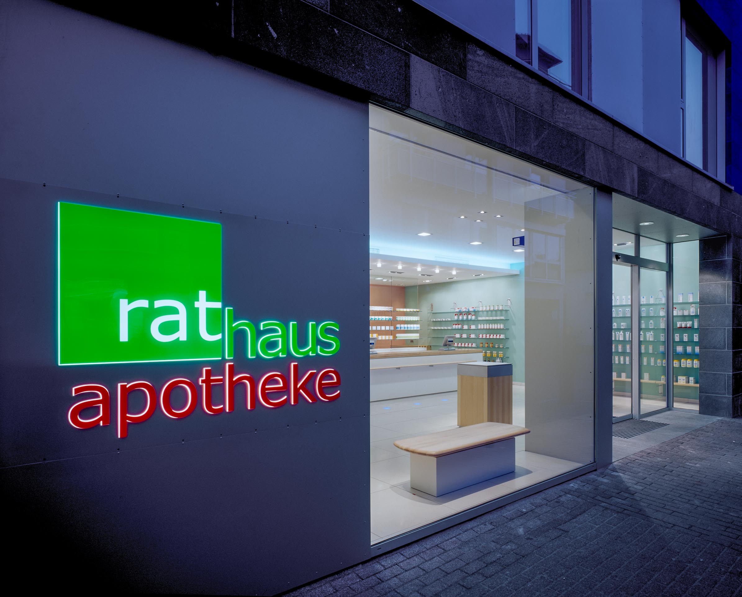 Fassade mit Leuchtreklame und Schaufenster