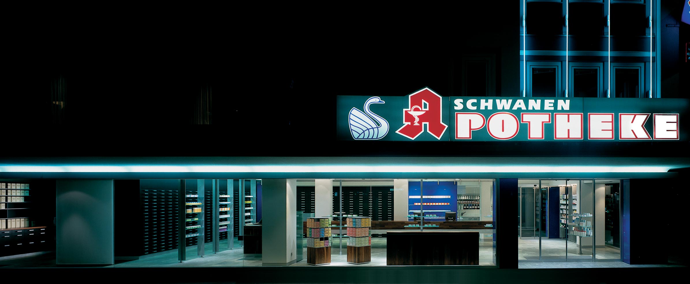 Fassade, Schaufenster und Leuchtreklame