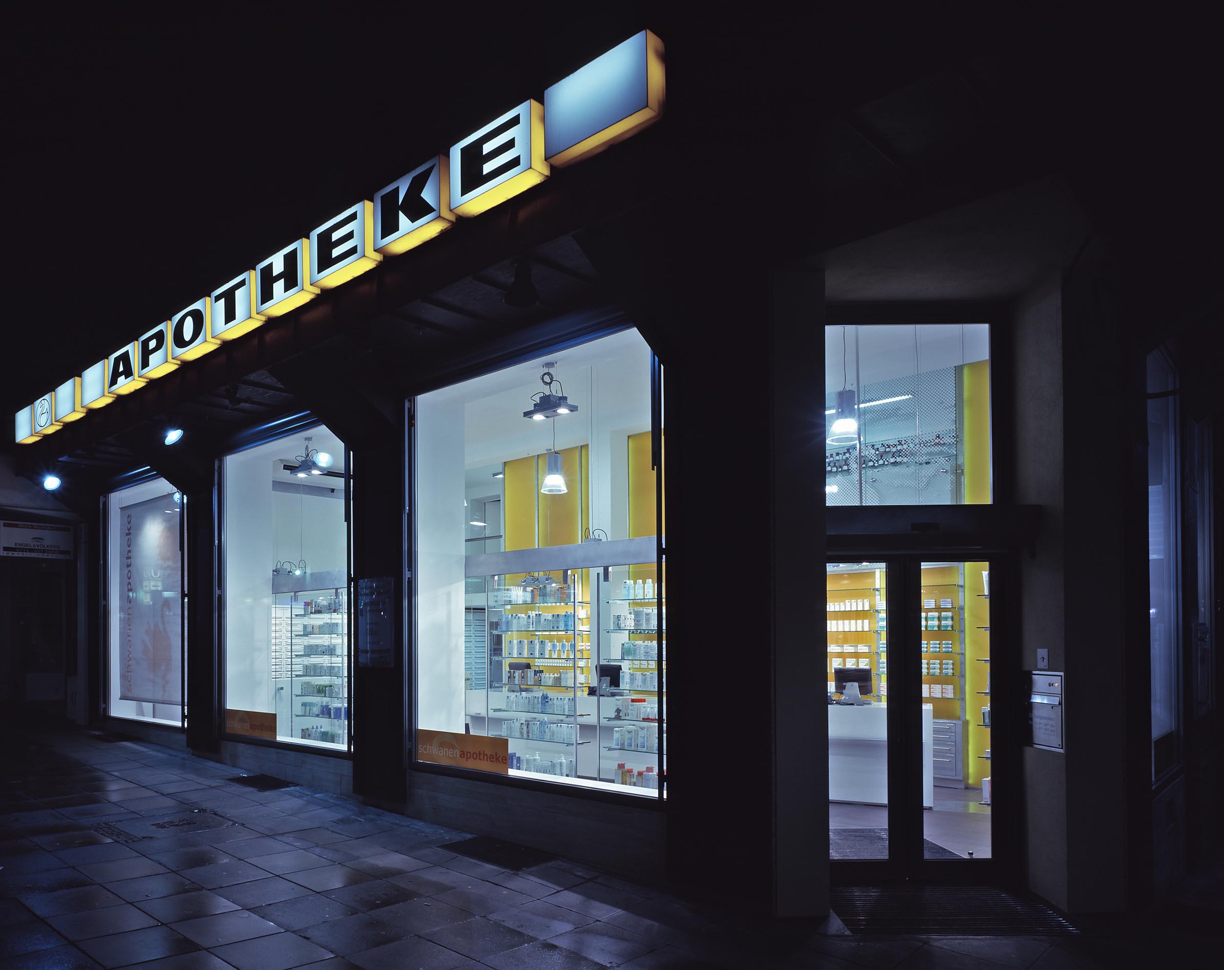 Fassade mit Leuchtreklame und Schaufenster