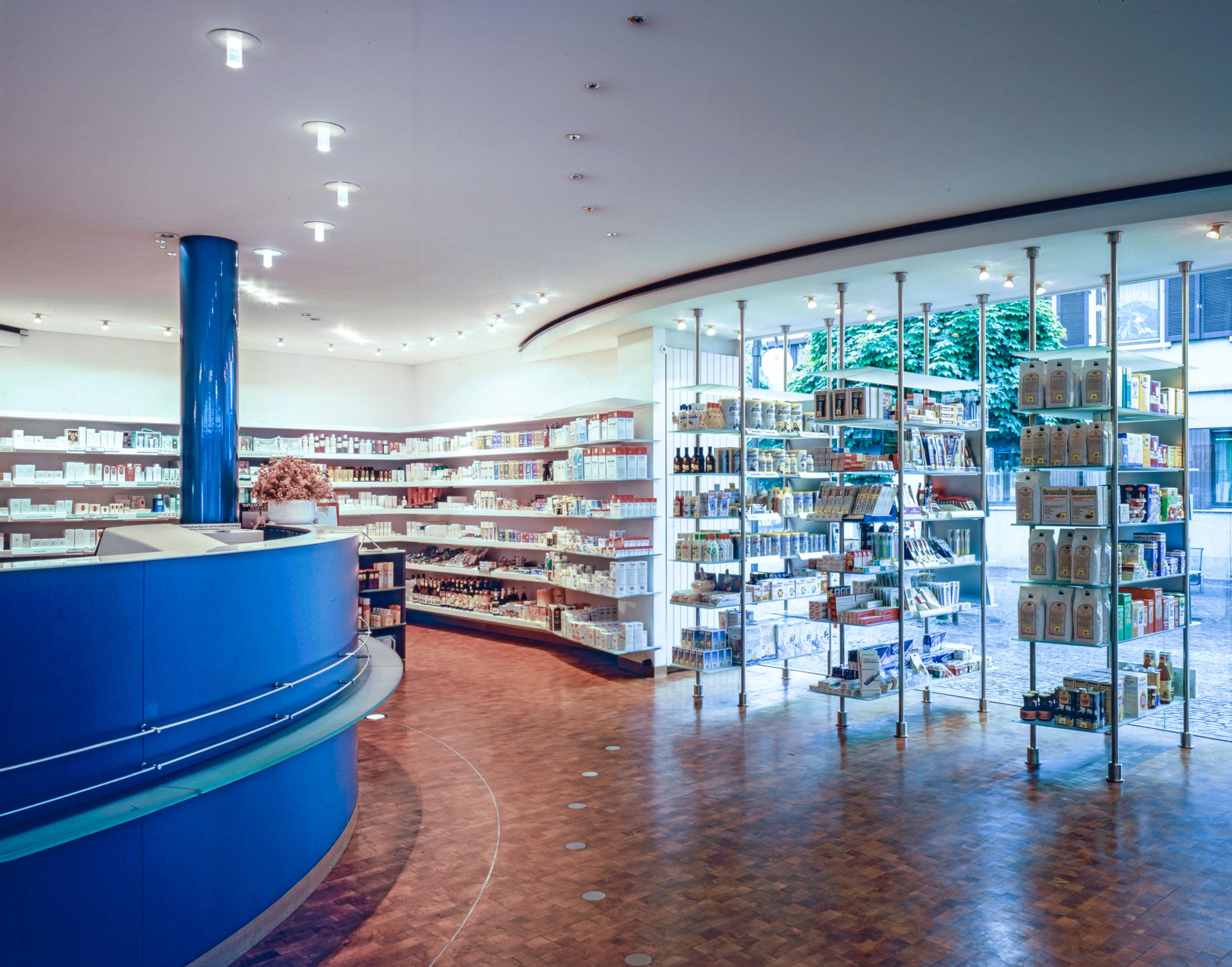 Stadt-Apotheke Achern, Freiwahlregale im Schaufenster