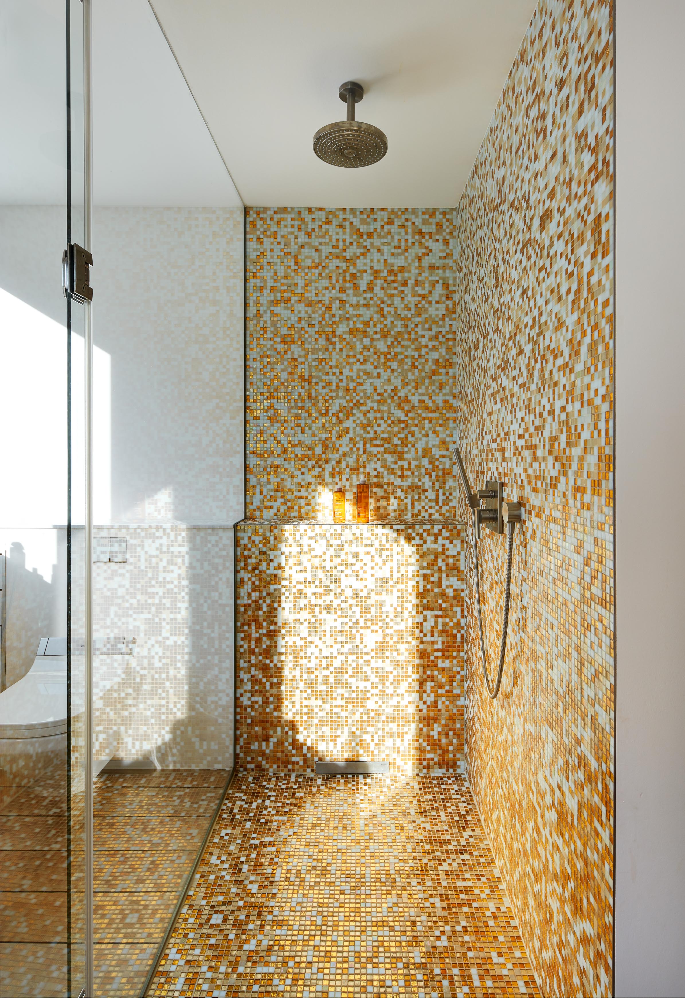 Dusche mit Goldmosaik