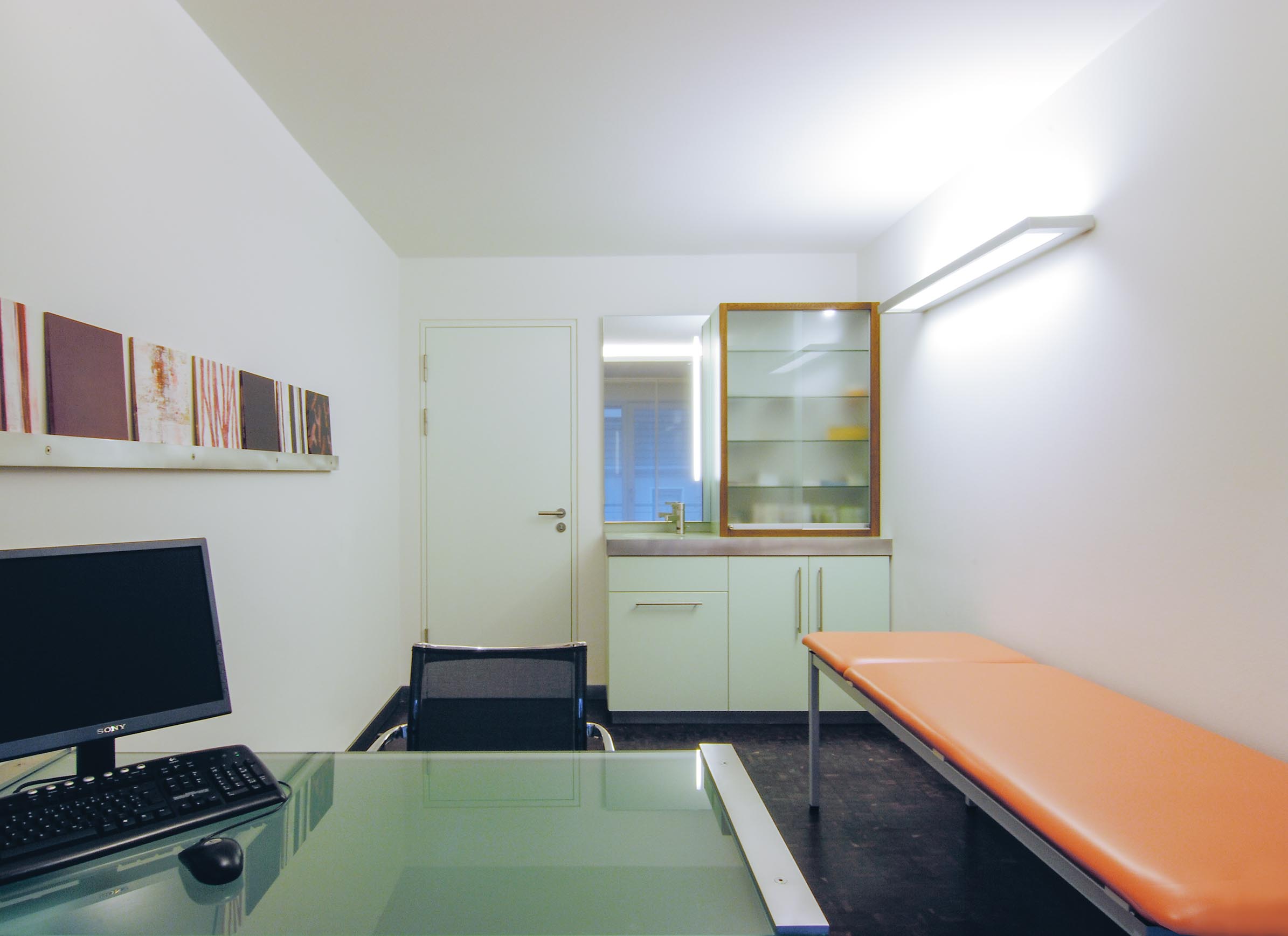 Behandlungszimmer mit Waschtisch