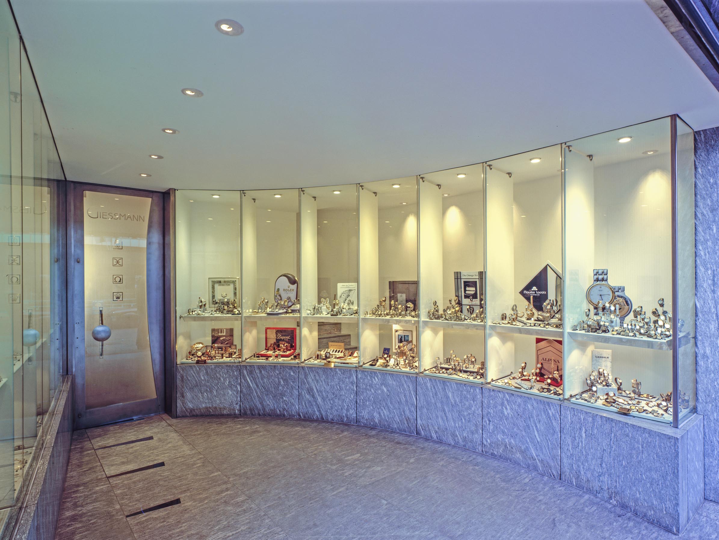Shop window and covered entrance area of the Giessmann watch shop