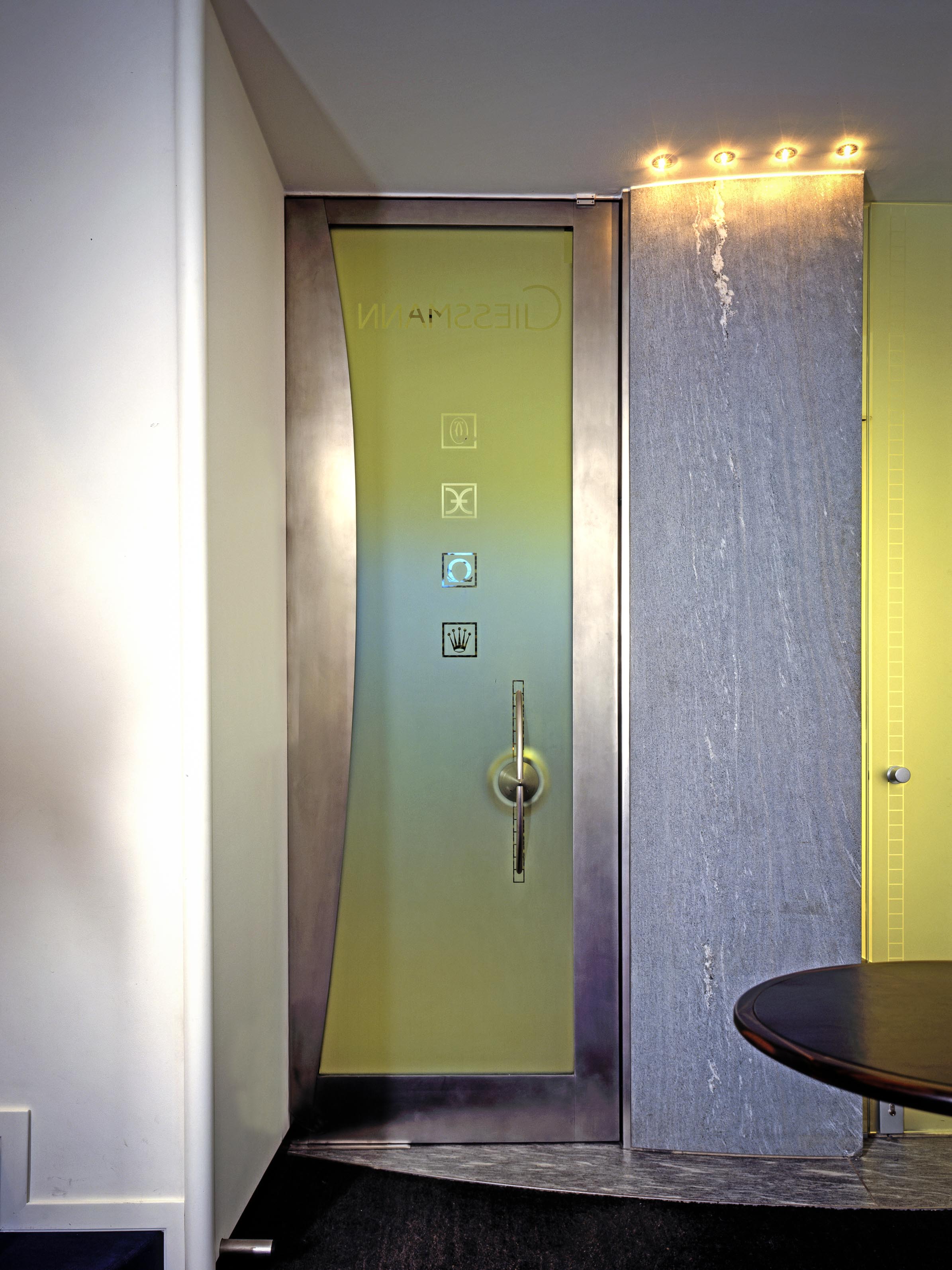 Interior view of the entrance door of the Giessmann watch shop