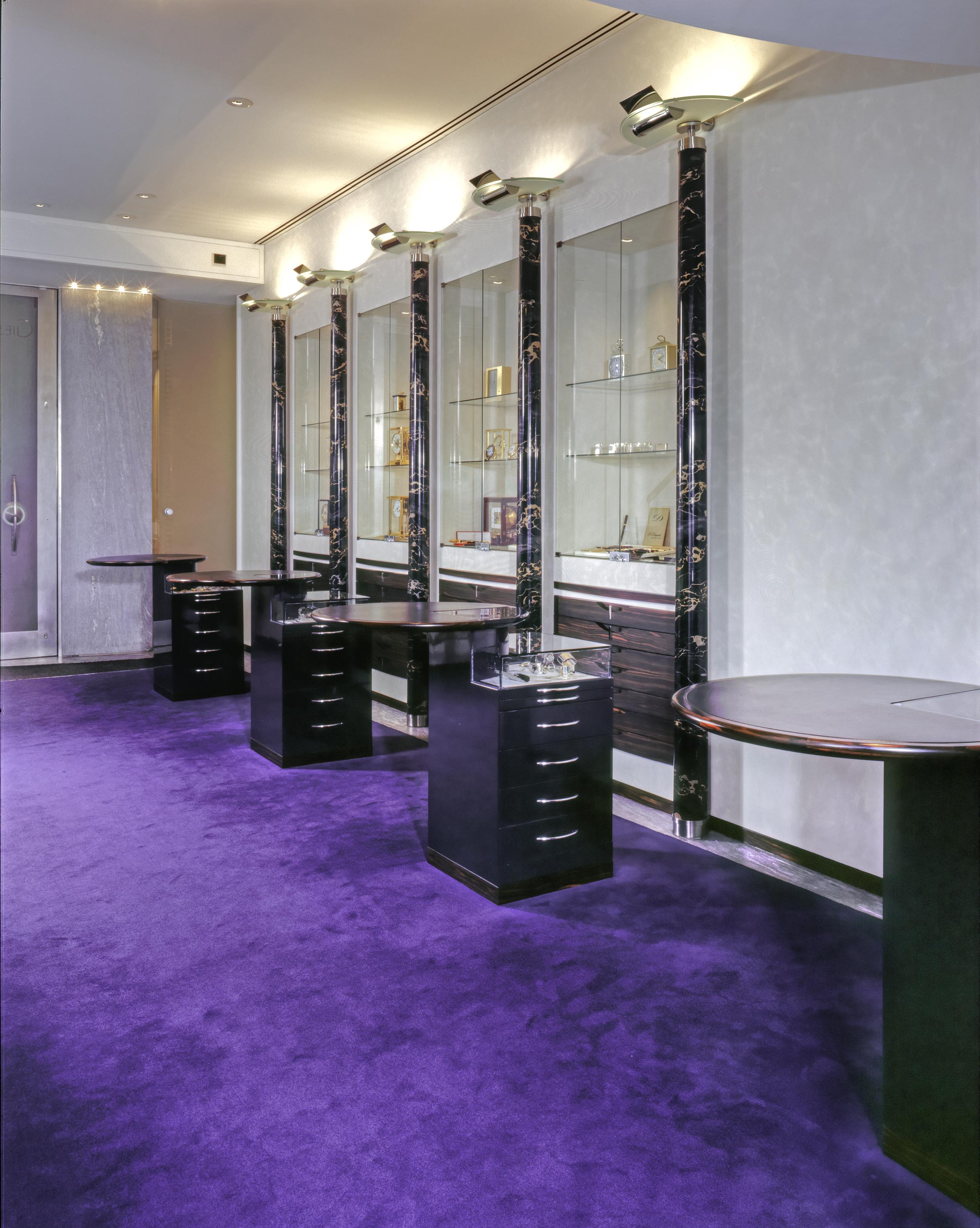 Consultation desks in the sales area of the Giessmann watch shop