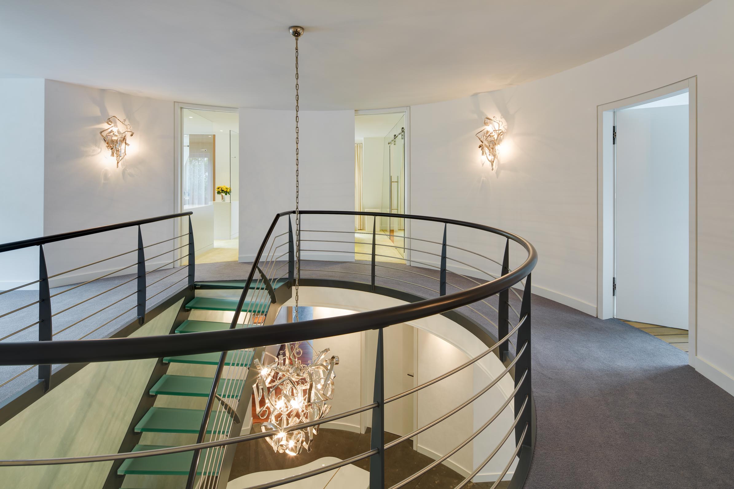 Galerie mit gebogenen Zimmertüren