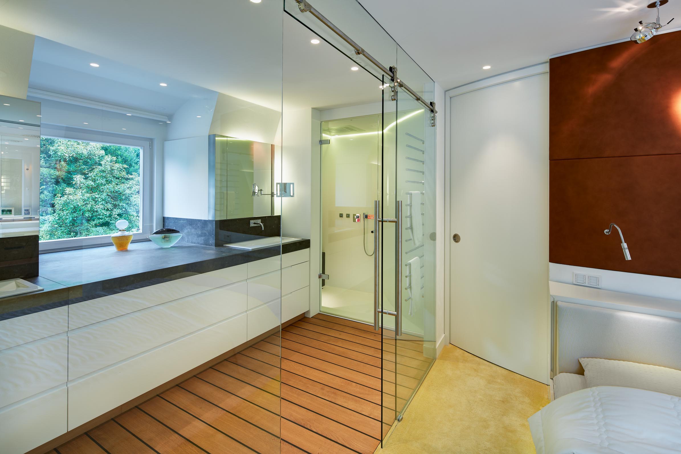 Bad mit Waschtisch und Schiffsteakboden