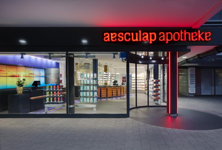 Aesculap Apotheke, neuer Eckeingang mit Rundbogen-Automatiktür, LED Streifen in der Stütze