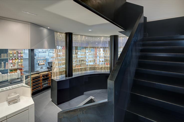 Aesculap Apotheke, Arbeitsbereich, Transparente Sichtwahl, Treppe aus Blaustahl
