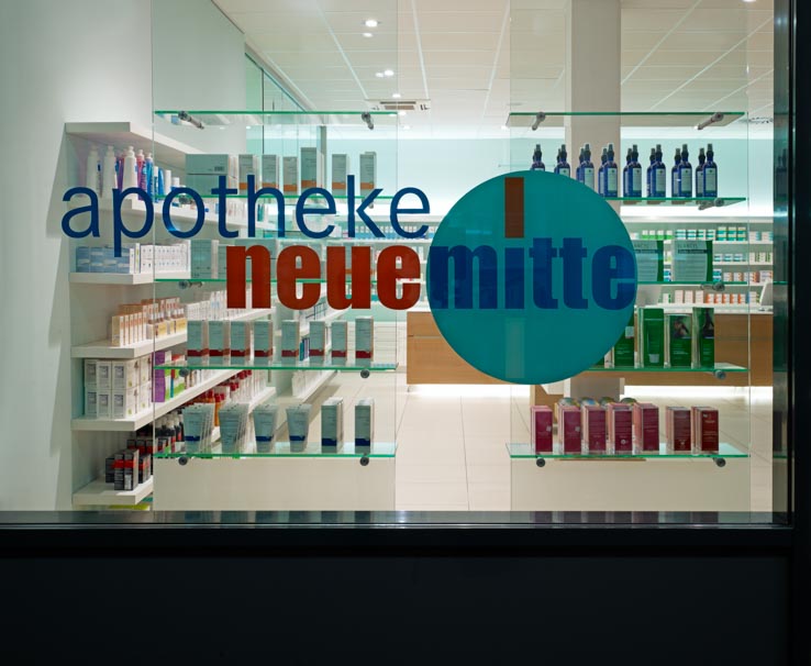 Apotheke Neue Mitte, Schaufenster mit Logo