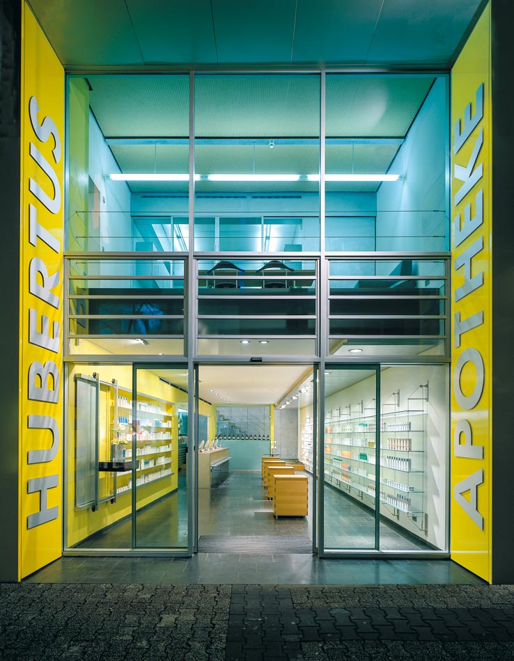 Hubertus Apotheke, gelbe Fassade mit Fernwirkung