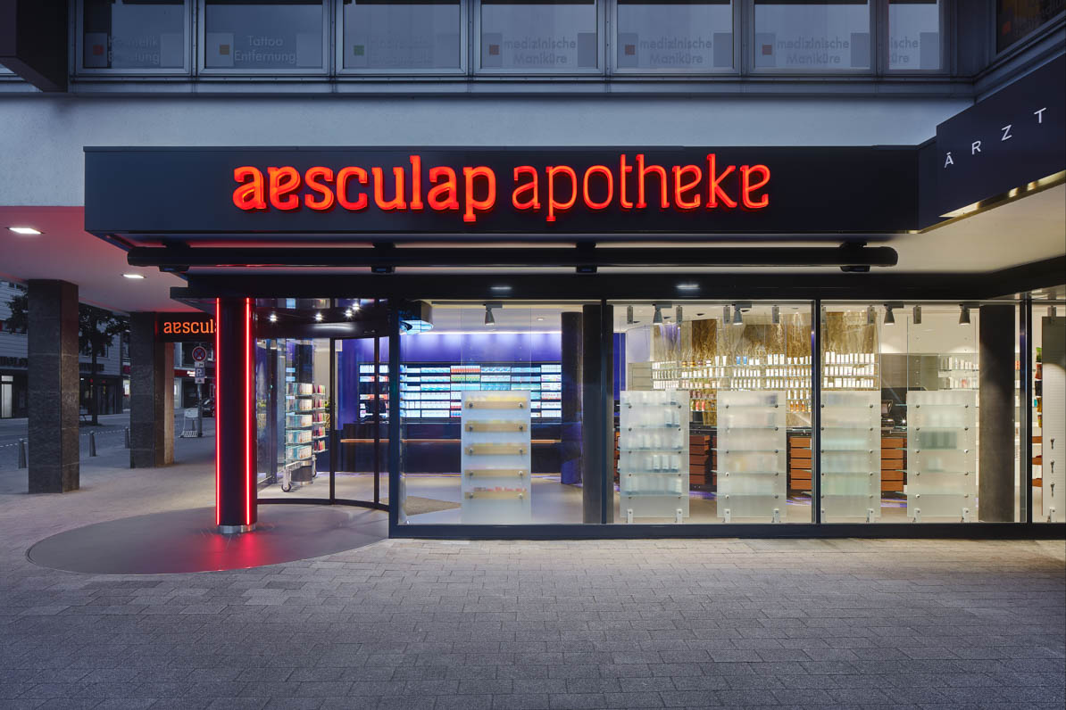 02 Aesculap Apotheke, Eckeingang, Fassade, Offizin, Runde Automatiktür-lg
